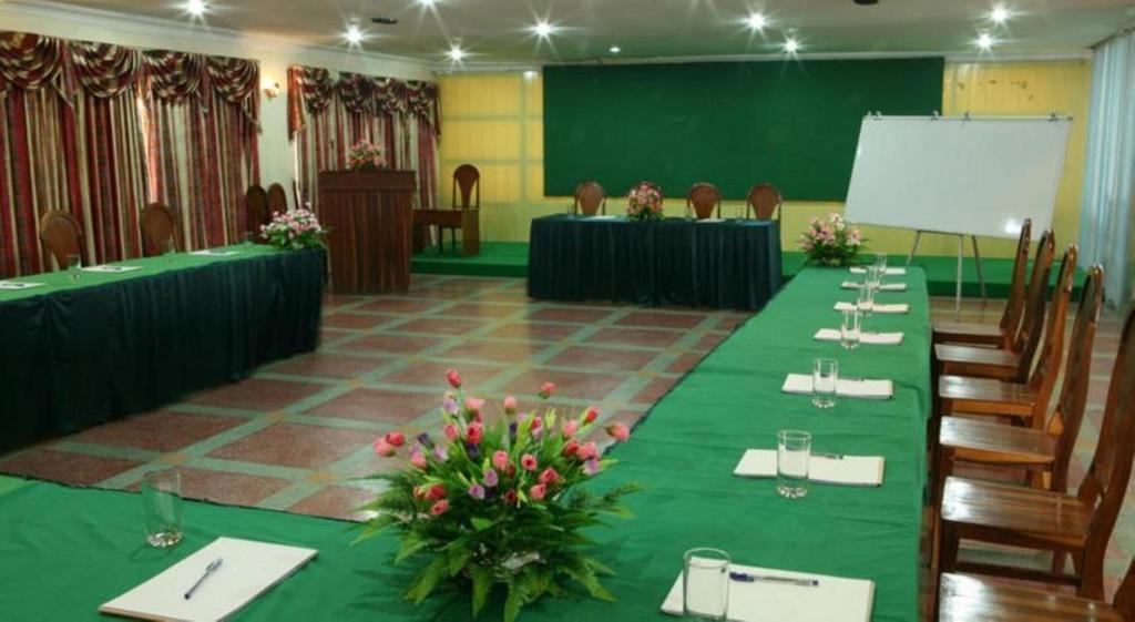 Lucky Star 2 Hotel Phnom-Penh Buitenkant foto