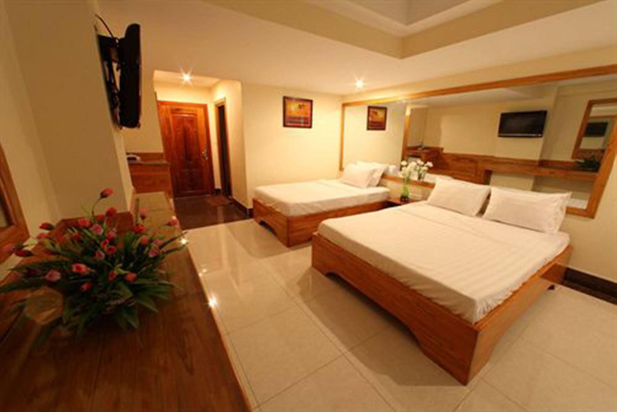Lucky Star 2 Hotel Phnom-Penh Buitenkant foto