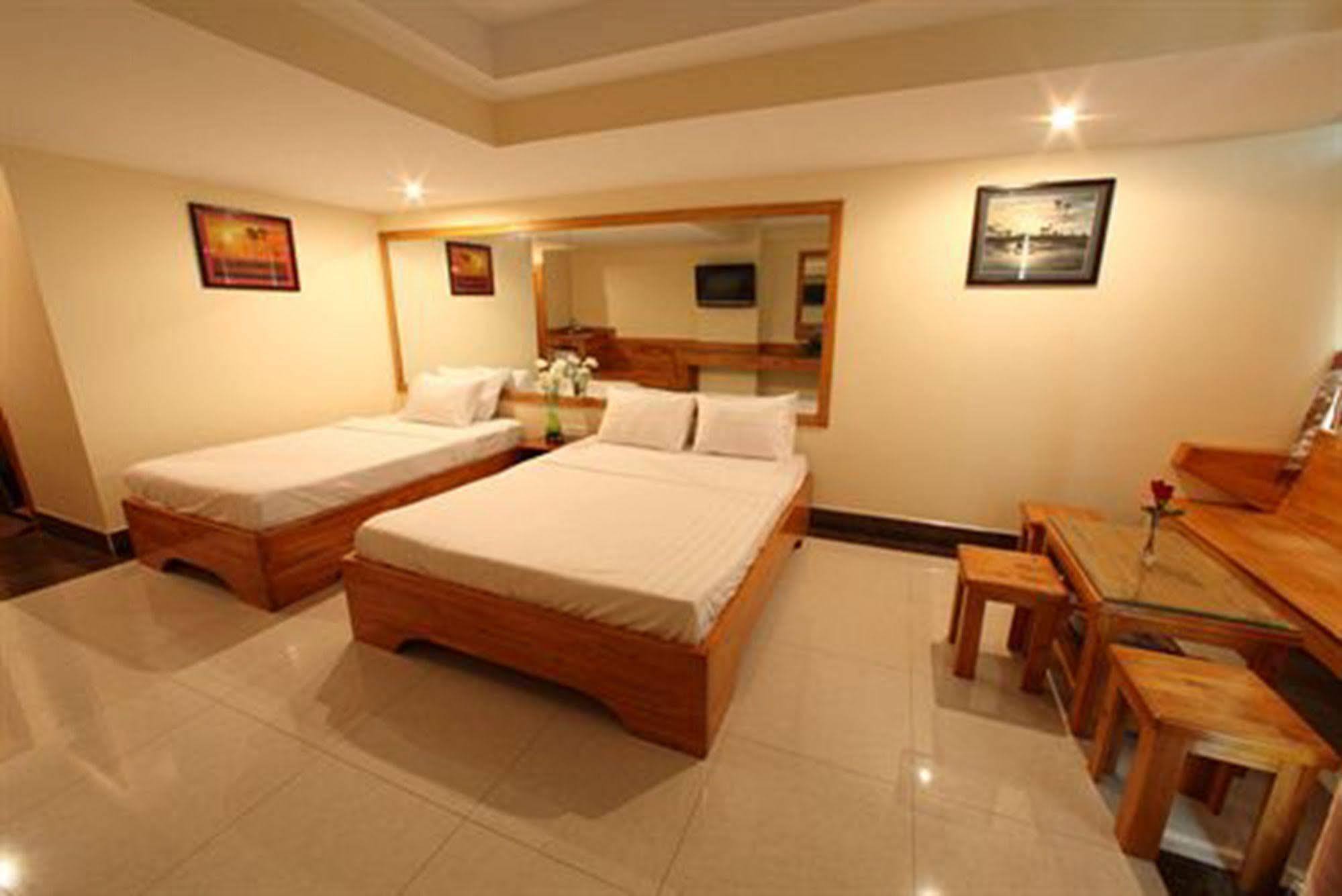 Lucky Star 2 Hotel Phnom-Penh Buitenkant foto