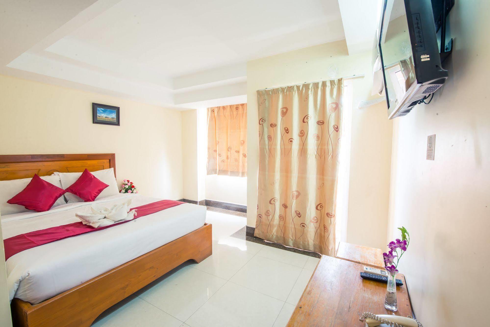 Lucky Star 2 Hotel Phnom-Penh Buitenkant foto